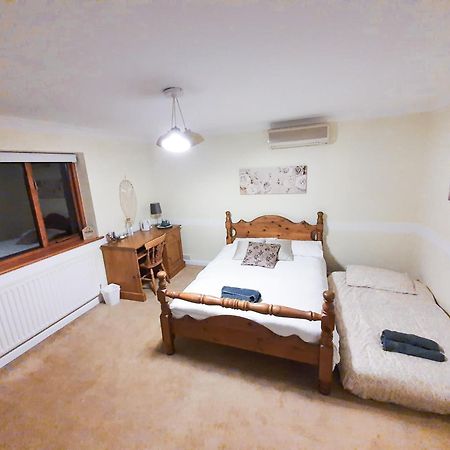 Old Slade Cottage - Train To London 30Mins, Heathrow 15Mins Away,Free Parking - En-Suit Rooms West Drayton  Kültér fotó