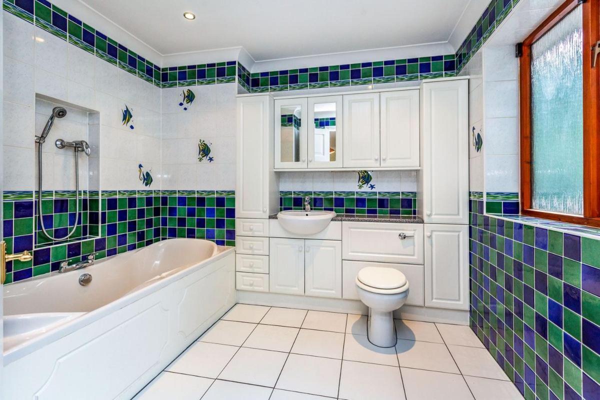 Old Slade Cottage - Train To London 30Mins, Heathrow 15Mins Away,Free Parking - En-Suit Rooms West Drayton  Kültér fotó